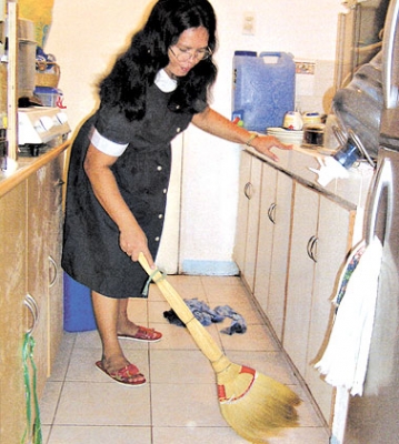 خادمة اجنبية تعمل في بيت لبنانيي
