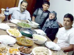 عائلة رضا عواضة على مائدة الإفطار