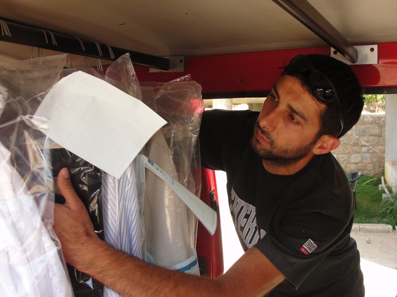 محمود عبد علي سعد يوضب الملابس في السيارة قبل إعادة تسليمها