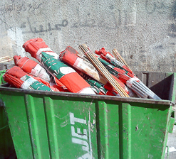 رموا العلم اللبناني في القمامة بدل رفعه في القـمّة!