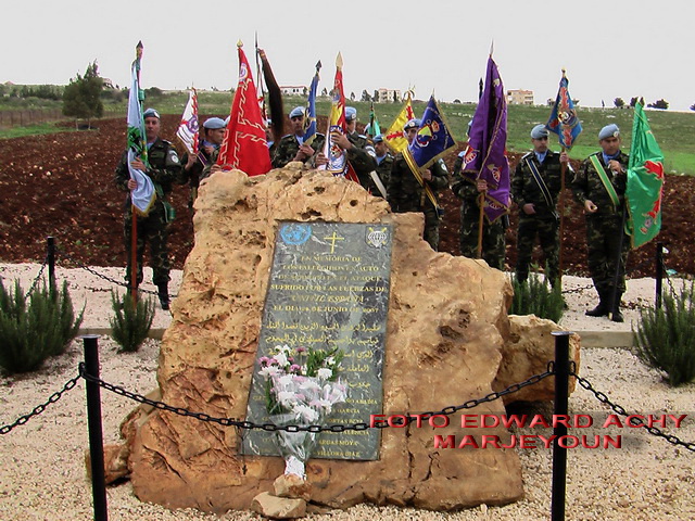 الجنرال كاسيميرو يضع إكليلاً من الزهر على النصب التذكاري للشهداء الإسبان – صورة ادوار العشي – مرجعيون