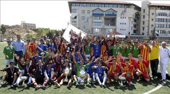  الفائزون مع رئيس النادي جاسم قانصوه والمدربين