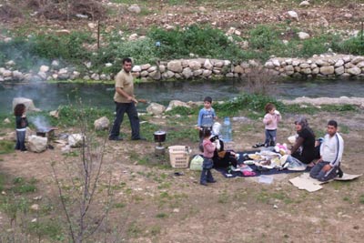 ..وجلسة في أحضان الطبيعة