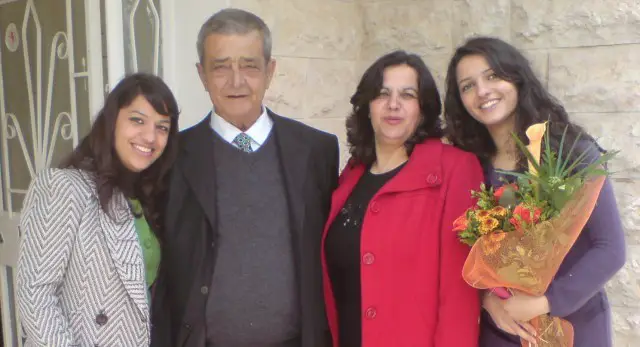 الدكتور حليم القسيس وأم سلام مع ابنتيهما المهندسة كارلا والطالبة الجامعية ريفا