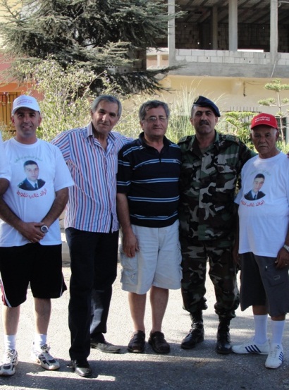 من اليمين: الحاج أبو غالب،والعقيد عباس زمط مع بعض أعضاء اللجنة المنظمة للنشاط