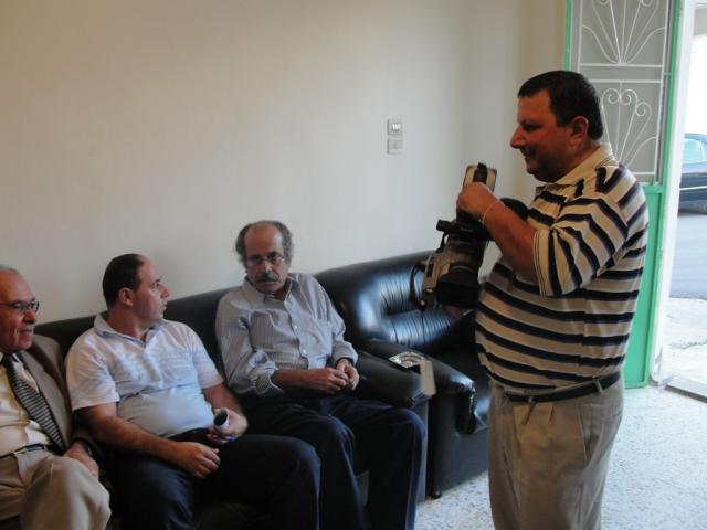 المرحوم هاني عساف مع بعض الإعلاميين في مركز موقع خيام دوت كوم