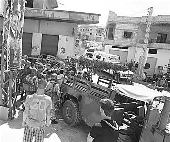 دورية لبنانية في الشهابية في أعقاب الانفجار (أ ب)