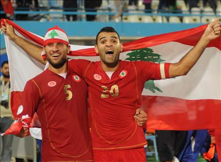 المحترفان عنتر وديوب يحملان العلم اللبناني بعد الفوز
