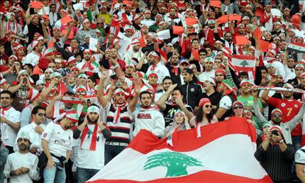 الجمهور اللبناني في الكويت يحمل الأعلام اللبنانية ويتابع المباراة