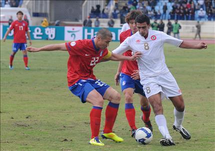  	شعيتو الملقب بـ«موني» يحاور اثنين من لاعبي المنتخب الكوري (محمد سلمان)