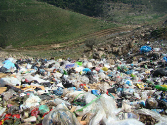 النفايات ما زالت ترمى عند اطراف البلدة وعلى مرمى حجر من نهر الحاصباني