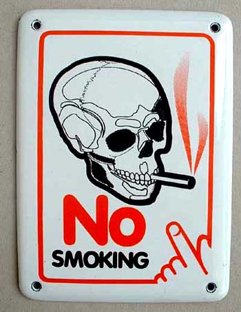 المدخنون سيجارة ام نرجيلة يصيبون بالضرر بيوتهم واصحابهم وبيئتهم