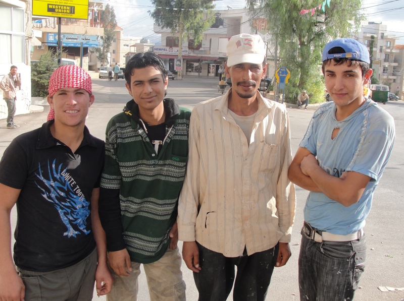 يستحيل على العمال السوريين لبس البذلات الأنيقة والكرافاتات  كي يرضي مظهرهم الذين قرروا إعلان الحرب عليهم وكي يريح بالهم
