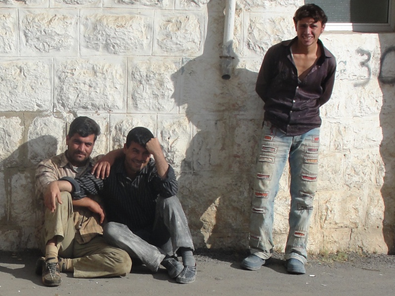 مظهر العمال السوريين، لا يعجب البعض بالتواجد في بعض ساحات البلدة أو شوارعها، يتربعون الأرض أو يقفون ينتظرون رزقهم