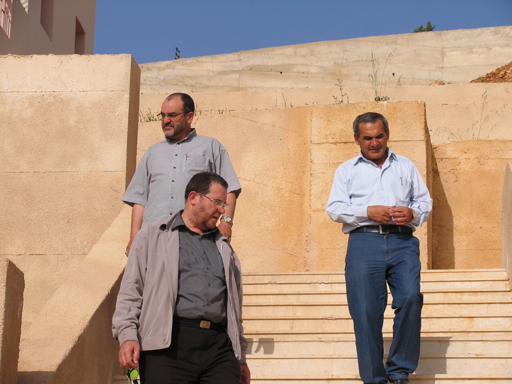 رئيس بلدية الخيام السابق الحاج علي زريق والمهندسان أحمد عطوي وحسين أبو عباس يشرفون على تنفيذ أحد المشاريع