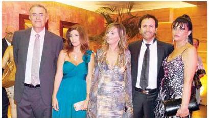 صاحبا مطعم «سيف البحر» الفنان غسان صليبا ورجل الأعمال اللبناني كارلوس هاشم مع زوجتيهما وإحدى الحاضرات