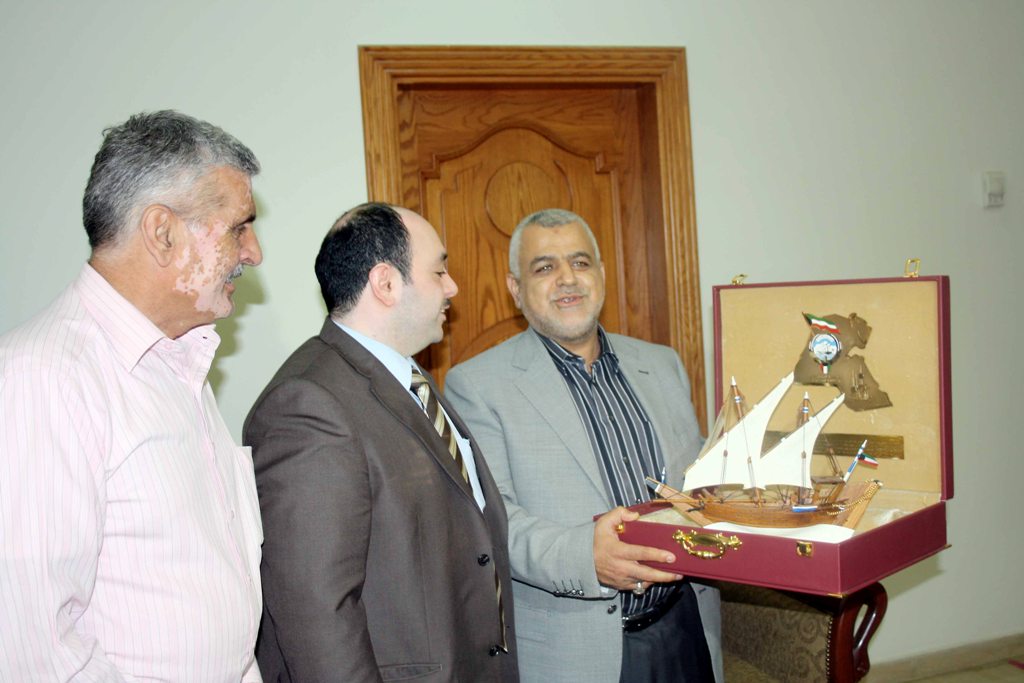 المهندس نواف الدبوس ورئيس بلدية الغبيري الأستاذ محمد سعيد الخنسا يتبادلان الهدايا التذكارية