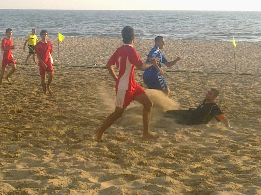 لاعبون في فريق كرة القدم الشاطئية في نادي الأهلي الخيام خلال مباريات اليوم الأول على شاطئ الرملة البيضاء