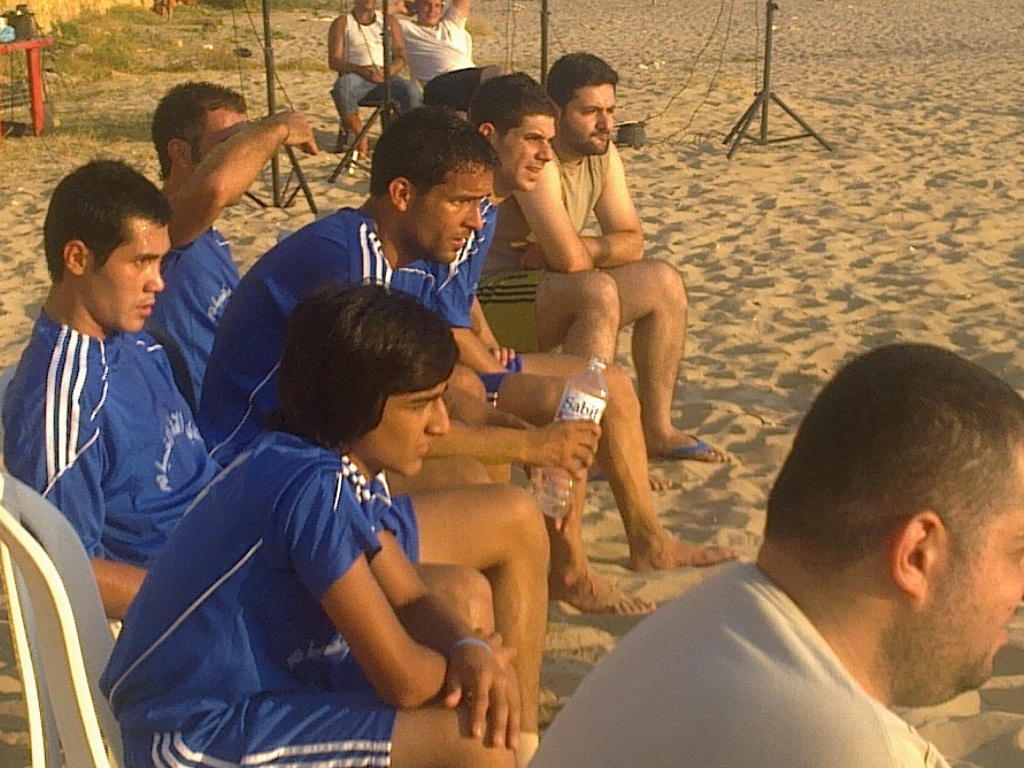 لاعبون في فريق كرة القدم الشاطئية في نادي الأهلي الخيام خلال مباريات اليوم الأول على شاطئ الرملة البيضاء