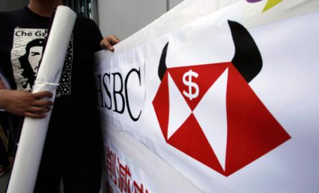 خلال تظاهرة في 8 أيلول في هونغ كونغ بعد اعلان HSBC صرف 3 آلاف موظف (رويترز)