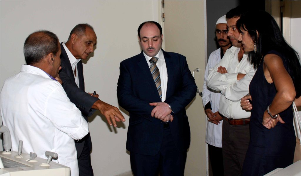 المهندس  نواف الدبوس في مستشفى راشيا الحكومي مع رئيس مجلس إدارتها بالتكليف الدكتور علي التقي، وعدد من الطاقم الطبي فيها