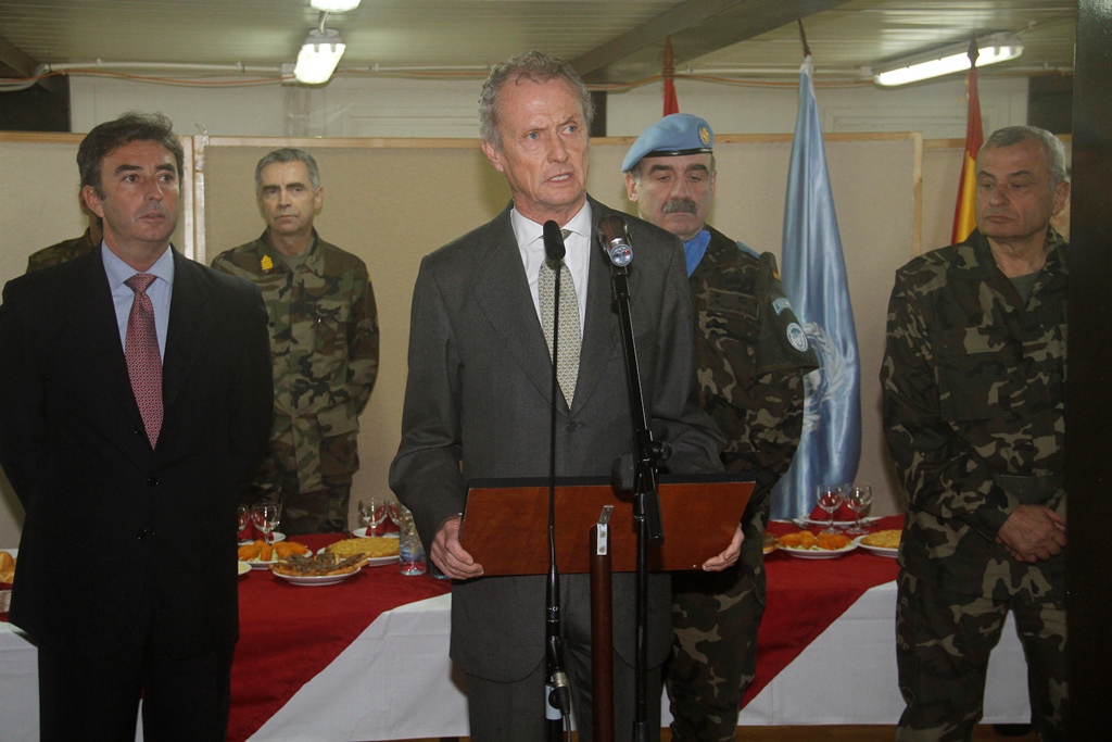 وزير الدفاع الإسباني يزور قاعدة ثيربانتيس في سهل إبل السقي