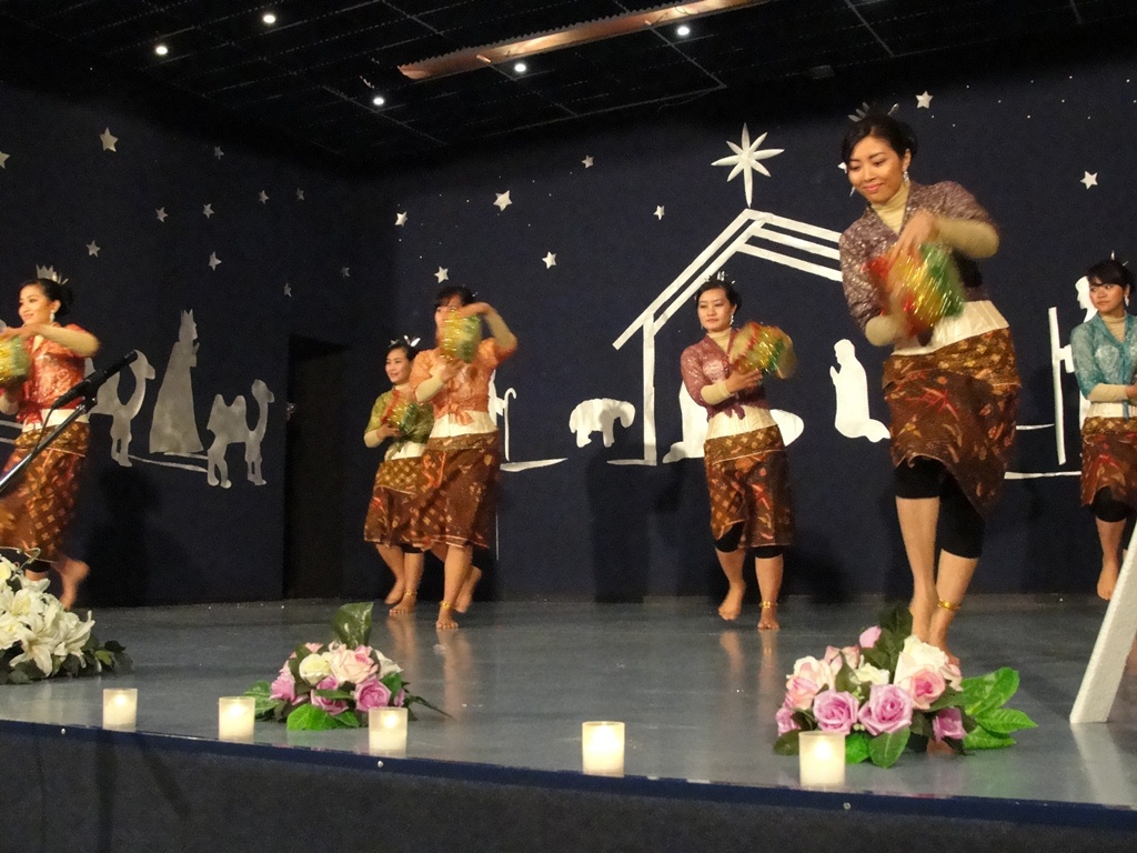 رقصة فولكلورية للمجندات الإندونيسيات