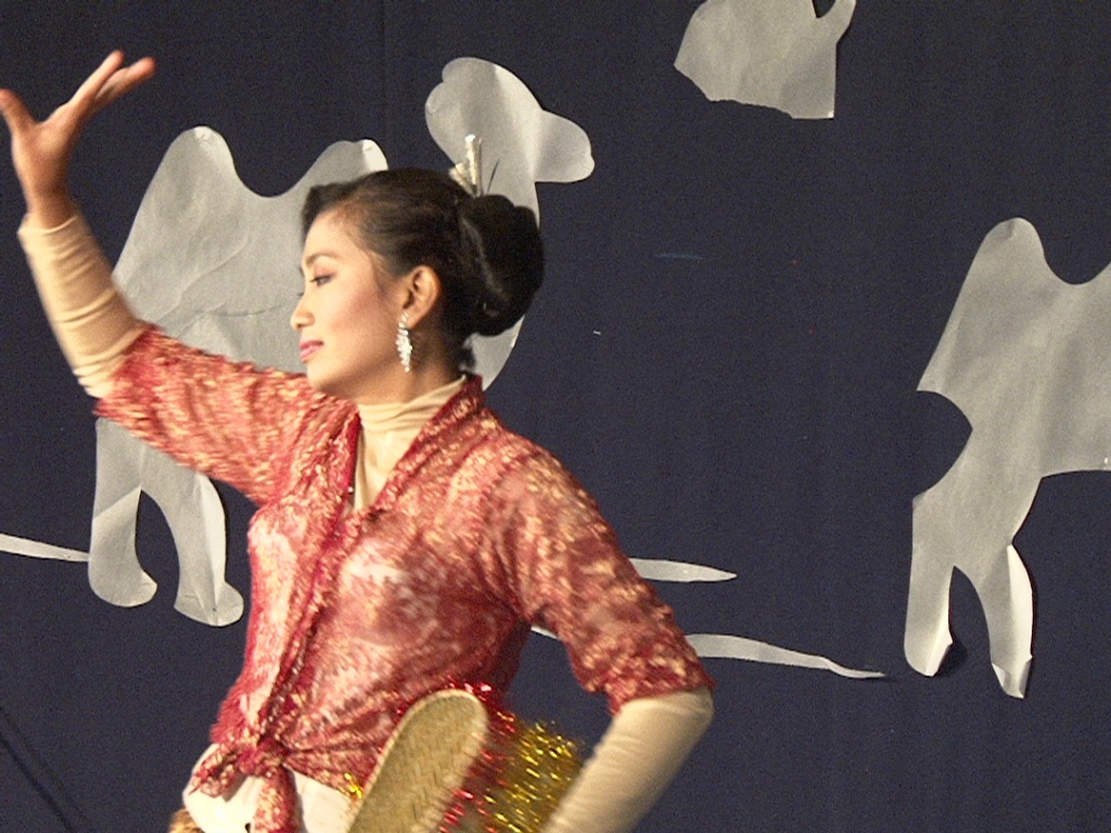 مجندة أندونيسية ترقص لأجل السلام