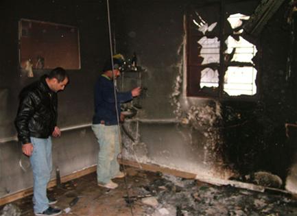 اثار الحريق في مكتب المختار شعيب