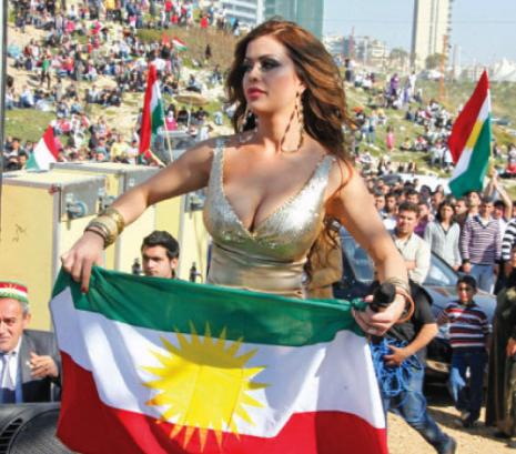 المطربة الكردية ناتاي تحيي عيد النوروز في الروشة أمس (محمد عساكر ـــ رويترز)
