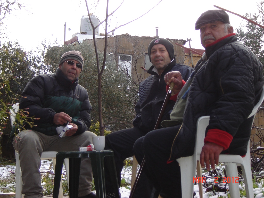 جلسة في الحكورة، التي يكسوها بساط الثلج، تجمع حسين عطية وشقيقيه محمد وعبدالله