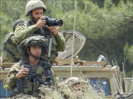 عناصر من الجيش الاسرائيلي تراقب الجانب اللبناني