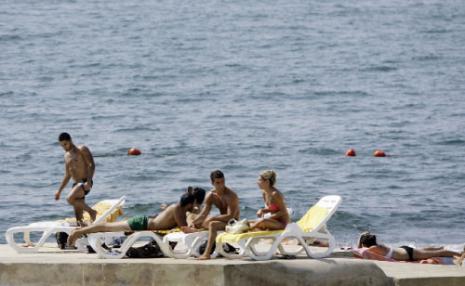 يحلّ السياح الأوروبيون في المرتبة الثانية بعد العرب وقد تراجع عددهم بنسبة 3% فقط (جوزيف عيد ــ أ ف ب)