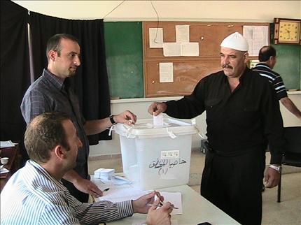 يدلي بصوته في انتخابات المجلس المذهبي الدرزي في حاصبيا (طارق أبو حمدان)