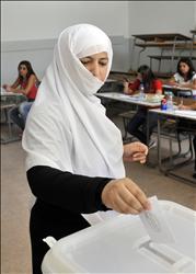 احدى الناخبات تقترع خلال الانتخابات في بيروت (علي لمع)
