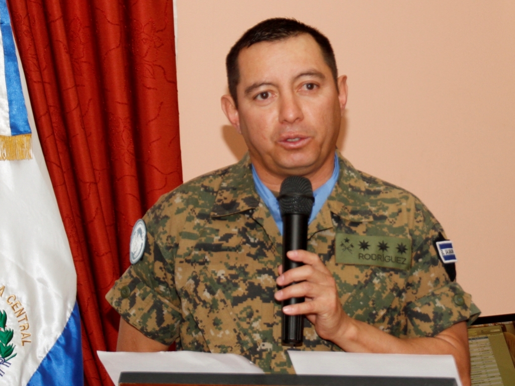 العقيد قائد الكتيبة السلفادورية
