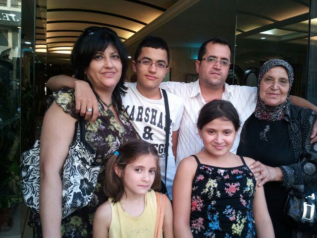 والدة رائد طويل مع  مع بعض الأبناء والأحفاد