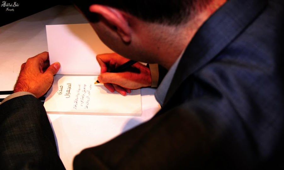 الناشط الحقوقي والمدني المحامي باسل عبدالله إثناء توقيع كتابه \