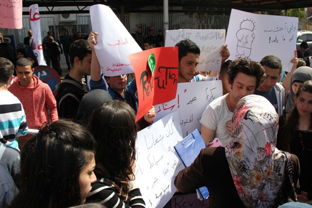 طلاب الثانويات والمدارس الرسمية في منطقة النبطية اعتصموا تأييدا  لمطالب المعلمين