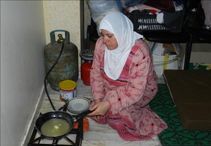 نازحة تحضر وجبة رمضانية لأطفالها في شبعا (طارق أبو حمدان)