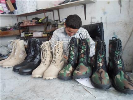 داخل أحد معامل الأحذية العسكرية جنوباً (حسين سعد)