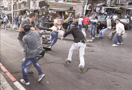 قوات الاحتلال تعتقل فلسطينياً أمام باب العمود خلال اشتباكات في مدينة القدس المحتلة أمس (رويترز)