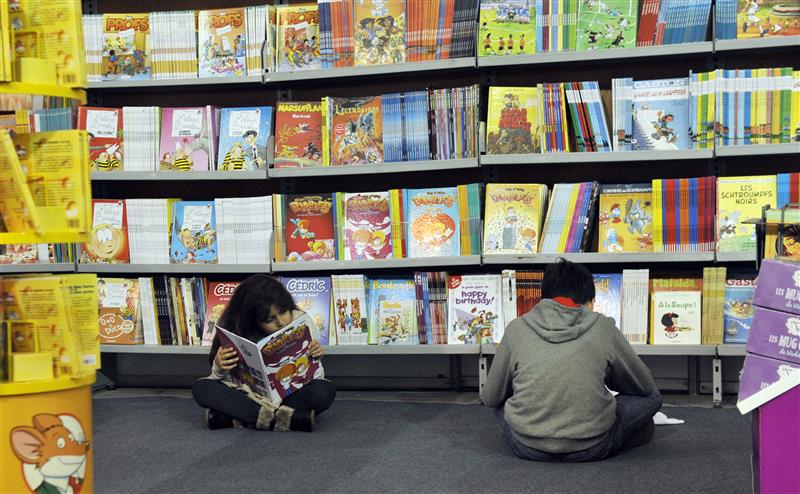 طفلان بين الكتب في افتتاح معرض الكتاب الفرانكفوني في البيال امس (بلال قبلان)