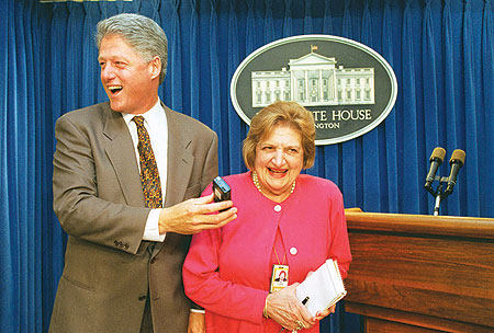 المراسلة المخضرمة هيلين توماس مع الرئيس الأميركي الأسبق كلينتون عام 1995 