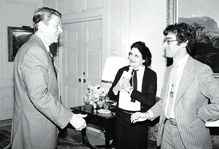 هيلين توماس قبل أن تجري حوارا مع الرئيس الأسبق رونالد ريغان عام 1981 