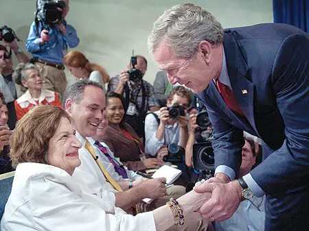 الرئيس الأسبق جورج بوش يحيي هيلين توماس في لقطة عام 2006 (رويترز)