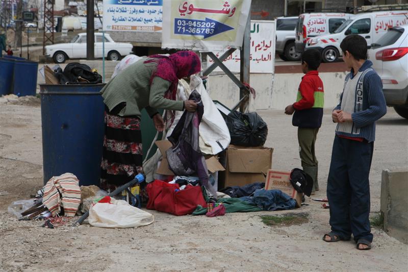 تبحث في النفايات عما يصلح لبسه لأولادها (شوقي الحاج)