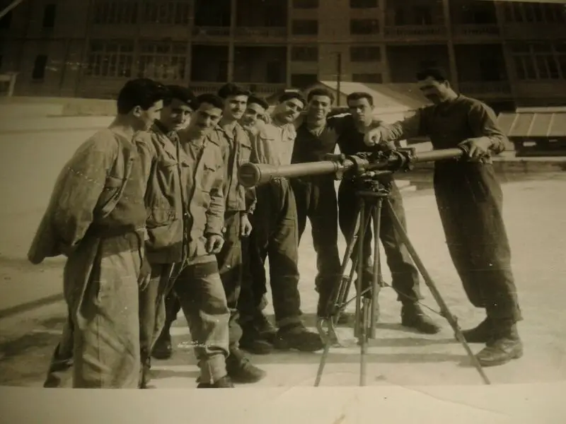 الوالد الحاج حسين نصّار في صورة تذكارية، مع رفاق في سلاح الهندسة في سرية للجيش اللبناني، يعود تاريخ الصورة  الى اوائل ستينيات القرن الماض