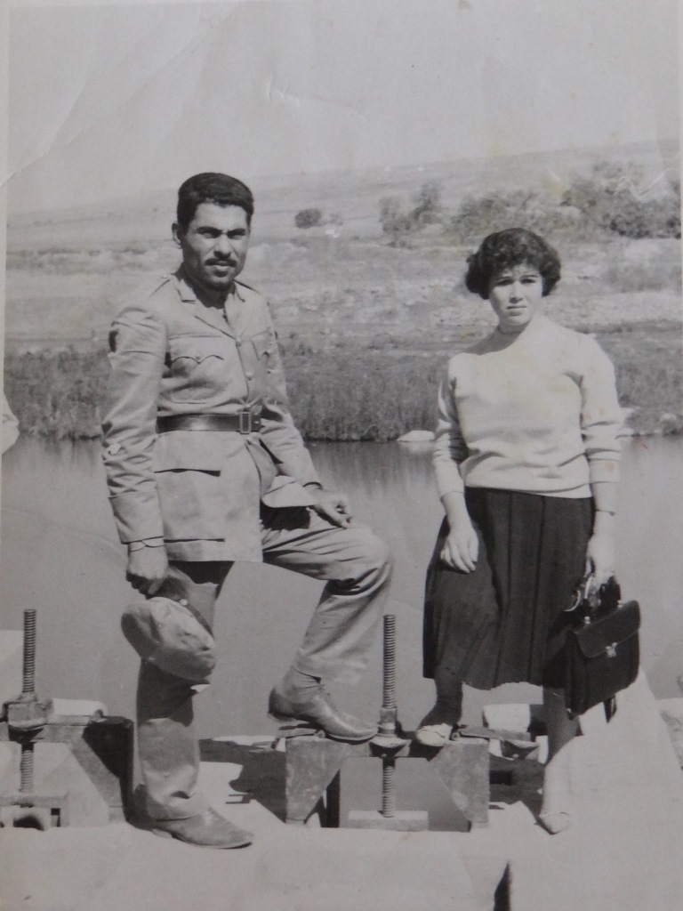 فايز أبو عباس مع زوجته عند بركة الدردارة - 1961