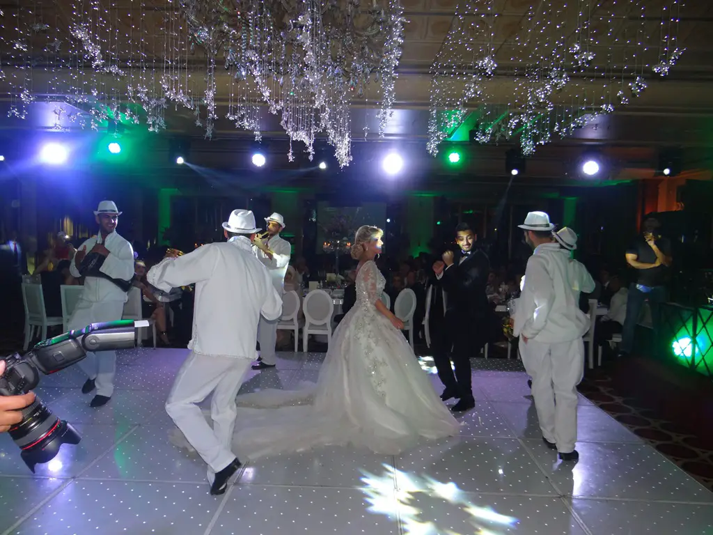 العروسان فرح رشيدي والمهندس علي شريم وإحدى الفرق الموسيقية